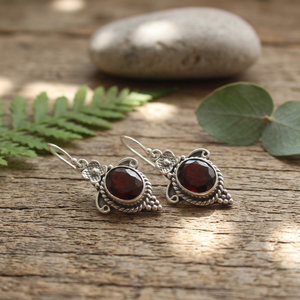 Vente en gros de boucles d'oreilles pendantes Divyansh Gems en grenat rouge naturel, argent sterling 925, fabrication artisanale, luxe vintage, micro-incrustation de pierres précieuses - Product Image 3