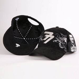 Gorras Deportivas Unisex Bordadas de 5 Paneles con Diseño Personalizado de Diamantes de Imitación Estilo Urbano y Visera de Gamuza al por Mayor - Product Image 3