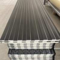 Panneau sandwich en mousse PU isolé thermiquement, maison préfabriquée, revêtement métallique 16 mm pour mur extérieur