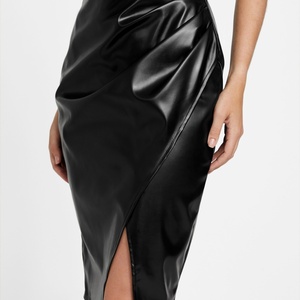 กระโปรงหนังทรงเอ midi สไตล์ใหม่สำหรับผู้หญิง เซ็กซี่ ผ่าสูง เอวสูง กระโปรงหนังเทียมสีดำแบบพับสำหรับผู้หญิง - Product Image 3