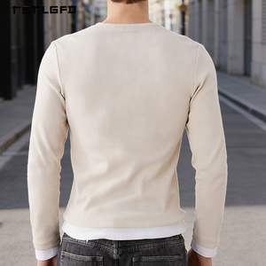 Camiseta Henley de Manga Larga para Hombre, Estilo Minimalista, Color Beige, con Estampado de Letras a Rayas, Mezcla de Algodón, Corte Ajustado, Diseño Contemporáneo - Product Image 5