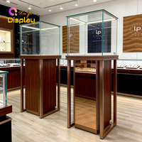 Présentoir à bijoux élégant sur pied avec éclairage LED et plateau en verre antivol pour la présentation de montres et de colliers de luxe