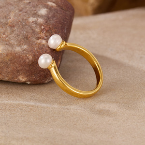 Anillo retro europeo y americano, anillo de acero inoxidable para mujer, estilo de alta gama, anillo abierto de titanio con perla. - Product Image 2