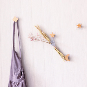Ganchos de Pared Nórdicos de Madera Maciza con Forma de Estrella y Luna, Ganchos de Madera para Colgar sin Taladrar, Gancho Individual Disponible al por Mayor - Product Image 3