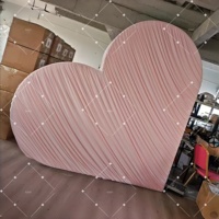 Arco de Corazón Rosa de Hierro Romántico Moderno Vintage con Fondo de Tela Drapeada para Decoración de Bodas y Fiestas