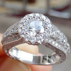 Anello scintillante con pavé per donna, gioiello romantico alla moda - Product Image 1