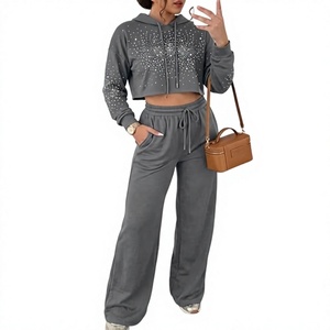 Ensemble de survêtement de luxe décontracté deux pièces pour femme : sweat à capuche court orné de strass et pantalon large en molleton - Product Image 1