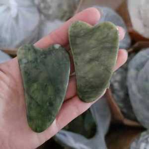 Commercio all'ingrosso naturale giada Gua Sha strumento di massaggio viso e corpo terapia su viso e collo premio in pietra di giada strumento - Product Image 1