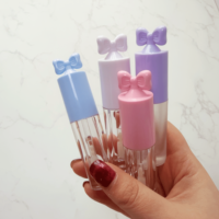Tube de brillant à lèvres en plastique rose de 2,5 ml, vente en gros, avec grande brosse, tête papillon, bouchon à vis, emballage cosmétique, impression personnalisée