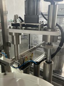 Máquina Automática de Llenado y Tapado de Dosis Pequeñas de Plástico para Bebidas, Mesoterapia, Gel, Aceite, Pegamento, Jeringas Prellenadas de Alta Precisión - Product Image 4