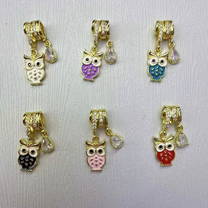 CZ9386 Graziosi ciondoli a doppia sospensione con gufo smaltato placcato <span class=keywords><strong>oro</strong></span> 18k e fiore a margherita con zirconi a goccia, adatti per braccialetti in stile europeo - Product Image 3