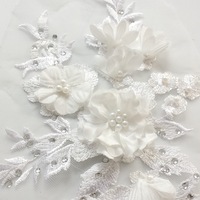 Applique de col en dentelle brodée à la main en usine, motif floral 3D rose, avec broderie tubulaire perlée et patchs de fleurs