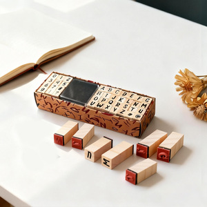 ชุดแสตมป์ตัวอักษรและตัวเลขไม้สำหรับงานประดิษฐ์สมุดภาพและไดอารี่ พร้อมแบบอักษรเขียนด้วยลายมือและแบบอักษรพิมพ์ - Product Image 1