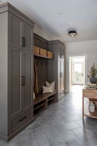 خزانة مطبخ خشبية فاخرة من سي بي إم مارت مع مقعد للأحذية وأبواب داخلية وتصميم مخزن - Product Image 6