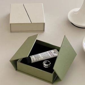 Caja de Regalo de Cartón Plegable Magnética Personalizada para Joyería, Caja de Embalaje de Papel para Pulseras, Collares, Pendientes y Anillos - Product Image 1