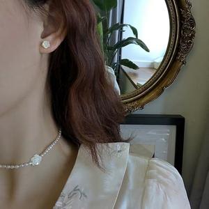 สร้อยคอโชคเกอร์ประดับดอกกุหลาบสีขาวและไข่มุกธรรมชาติ ดีไซน์เก๋ไก๋สำหรับผู้หญิง - Product Image 2