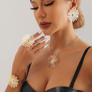 Bijoux Personnalité Exagéré Brillant Métal Niche Simple Tournesol Collier pour Femmes - Product Image 3