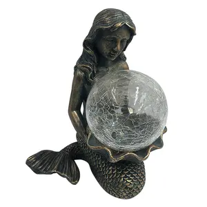 Custom Made Hars Tuin Gazon Decor Polyresin Mermaid Beeldje Met Solar Licht Glazen Bol