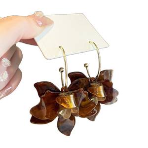 ต่างหูห้อยรูปดอกไม้สีขาวน้ำตาล ดีไซน์โบฮีเมียนทันสมัยสำหรับผู้หญิง ทำด้วยมือจากโลหะผสมสังกะสีชุบทอง เหมาะสำหรับงานปาร์ตี้ - Product Image 6