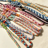 Laisse pour chien en corde de coton de couleur dopamine, tressée avec des accents floraux tridimensionnels ; la taille, la couleur et le style peuvent tous être personnalisés