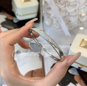 Lujoso brazo innovador de oro de 18 quilates diseñado exclusivamente para mujeres con diamantes redondos cultivados en laboratorio certificados por IGI - Product Image 1