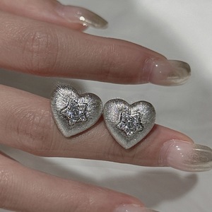 Boucles d'oreilles pendantes en forme de cœur brossé en argent pur S925, design vintage et original, style français simple et tendance - Product Image 4