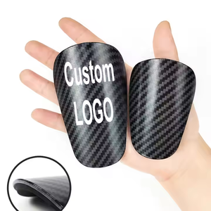 Protège-tibias de football miniatures en fibre de carbone pour fabricants d'équipements de football - Product Image 2