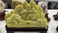 Ornement sculpté à la main en jade serpentine naturel Xiuyu, paysage montagneux aquatique, décoration Feng Shui, cadeau avec base en bois