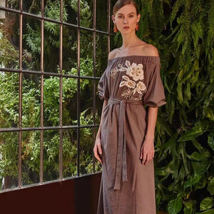 Robe maxi pour femme en coton tissé à la taille naturelle, broderie machine élégante et stylée, manches courtes - Product Image 1