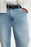 Jean décontracté pour homme en denim 100 % coton coupe droite de qualité supérieure, ajustement personnalisé, avec bouton de marque et patch en cuir, bleu délavé