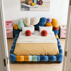 Lit plateforme design unique et créatif avec rembourrage doux en forme de bulles, lit double en tissu capitonné minimaliste de luxe pour hôtel, en vente - Product Image 3
