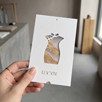 Étiquettes suspendues personnalisées de luxe imperméables pour vêtements, avec logo en feuille d'or, fond gaufré, code-barres et découpe sur mesure pour marque de mode