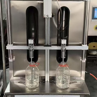 Petite machine de remplissage verticale semi-automatique par gravité Remplisseur de liqueur et d'assaisonnement de jus d'antigel contrôlé par PLC