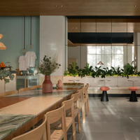 Ensemble de meubles de restaurant modernes et luxueux Songdesign, table à manger carrée en bois massif personnalisable et chaises confortables en tissu