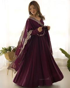 Robe Anarkali élégante en tissu Romansilk pour femmes, robe longue évasée de créateur, tenue indienne pour mariage, fête ou festival - Product Image 4