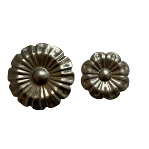China fábrica puerta decoración adornos flores y hojas de hierro forjado para la decoración - Product Image 2