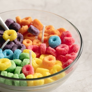 Bougie artisanale de luxe à trois mèches en verre, à la cire de soja, parfumée aux Fruit Loops, avec cuillère - Product Image 6