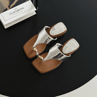 Großhandel Damen-Sandalen mit eckiger Zehenpartie, Zehensteg-Sandalen, Pantoletten, flache Freizeit-Sommer-Slipper, unterstützt OEM ODM Sommer-Slipper