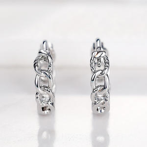 Orecchini a Cerchio E892 in Oro Bianco, Design Minimalista Unisex per Uso Quotidiano, Gioielli Raffinati - Product Image 6