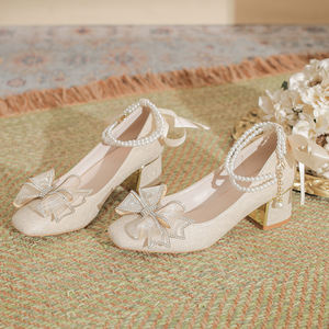 حذاء نسائي أنيق بيج اللون بنسيج محبب وكعب سميك 5 سم مريح مع تزيين باللؤلؤ والأحجار الكريمة وحزام كاحل متعدد الجدائل وحواف ذهبية - Product Image 2