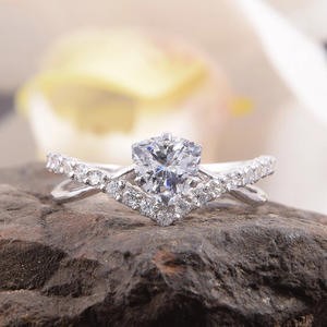 Anello di Fidanzamento Q537 per Donna in Oro Bianco con Diamante Naturale Taglio Brillante Rotondo Colore G e Pietre Laterali - Product Image 1