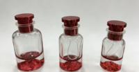 Flacon de parfum en verre rond OEM personnalisé en gros, base volcanique, transparent, or, rouge, vert, blanc, argent, 30 ml, 50 ml, 100 ml, avec boîte