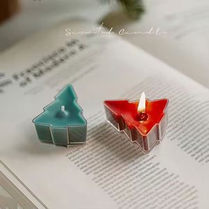 Petites bougies parfumées en forme de sapin de Noël blanc, rouge et vert pour cadeaux de Noël - Product Image 3