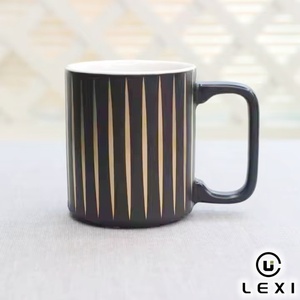 Mug en céramique personnalisé de 11 oz avec motif hexagonal noir et or, poignée carrée, tasse à café ou à thé pour le bureau, la maison ou comme cadeau - Product Image 3