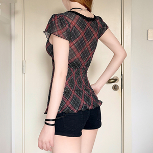 Camiseta de punto casual con cuello en V para mujer, estilo clásico a cuadros con malla en contraste y manga corta con volantes, top dulce OEM, Colección Verano 2026 - Product Image 3