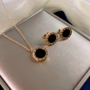 Ensemble de collier avec pendentif plaqué or, orné de chiffres romains, pierre noire, sertissage rond, bijoux en alliage pour un usage quotidien - Product Image 5