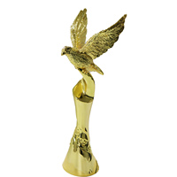 Résine personnalisée oiseau aigle faucon trophée belle décoration de la maison prix Statuette pour ornements de bureau ou cadeau personnel