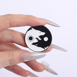 Spilla Smaltata Tai Chi Yin Yang Sole Luna Yinyang Taiji Gatto Pesce Lupo Spilla per Zaino Distintivo da Bavero Gioiello Regalo Ingrosso - Product Image 4