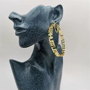 Kişiselleştirilmiş olmayan kararmaz ücretsiz kaplama altın moda joyas takı mektubu adı küpe kadınlar için
