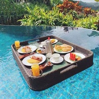 Plateau flottant en rotin pour l'été - Le plateau flottant est utilisé pour servir le petit-déjeuner dans la piscine